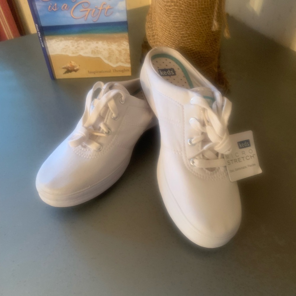 Keds NEW WITH TAGS, Micro Stretch canvas, GRACE, CLASSIC WHITE lace up sneakers.